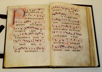 AntiphonariumMs. membranaceo, latino, XV- XVI secolo. Iniziali decorate con fregi e volute in rosso e azzurro. Legatura moderna, restaurato.   (Ms. A  11)